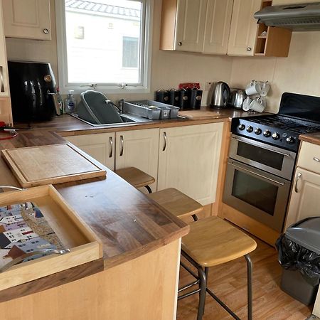 Cozy Camber Caravan 3 Bedroom Retreat With Decking Rye Bagian luar foto