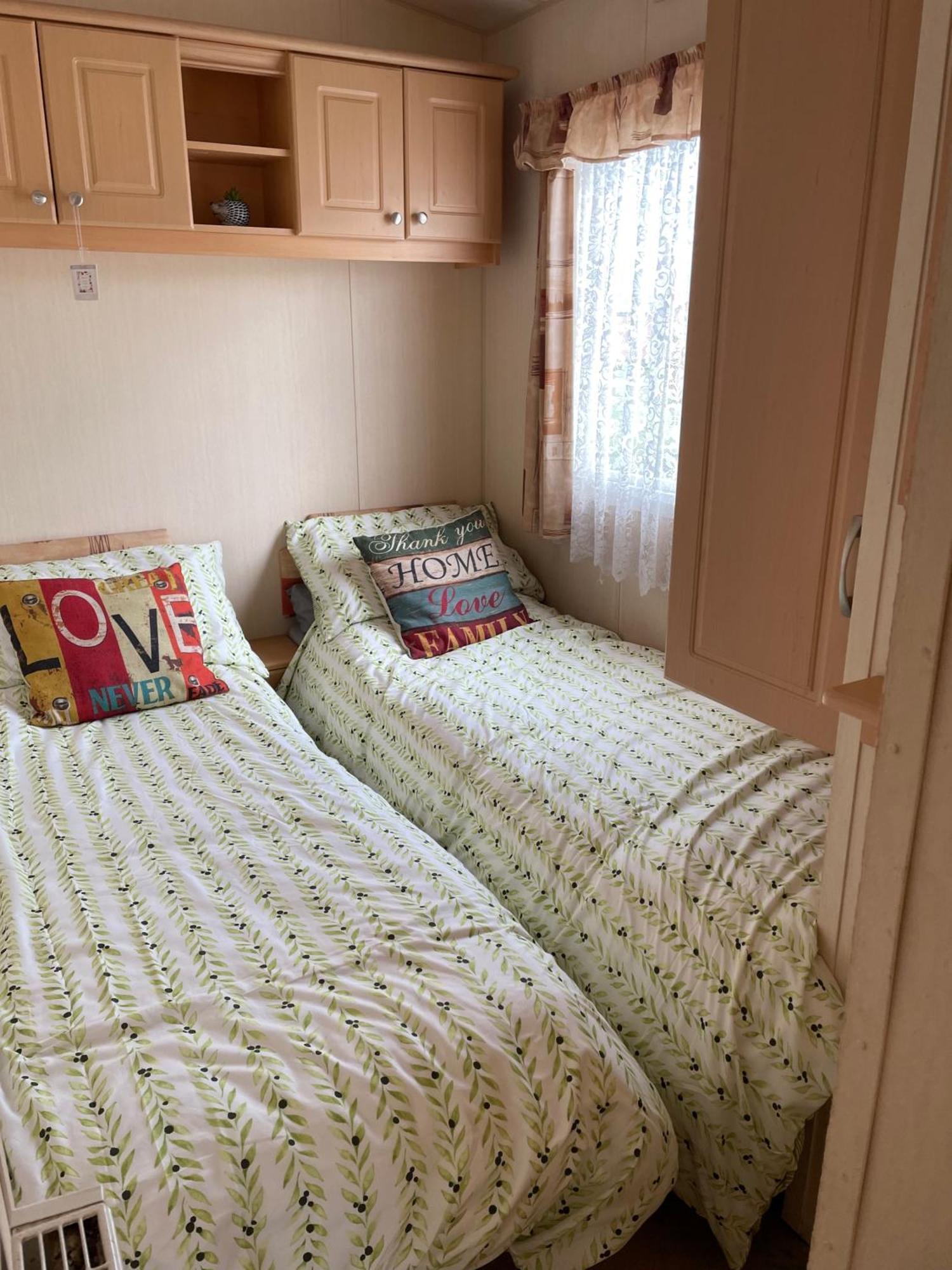 Cozy Camber Caravan 3 Bedroom Retreat With Decking Rye Bagian luar foto