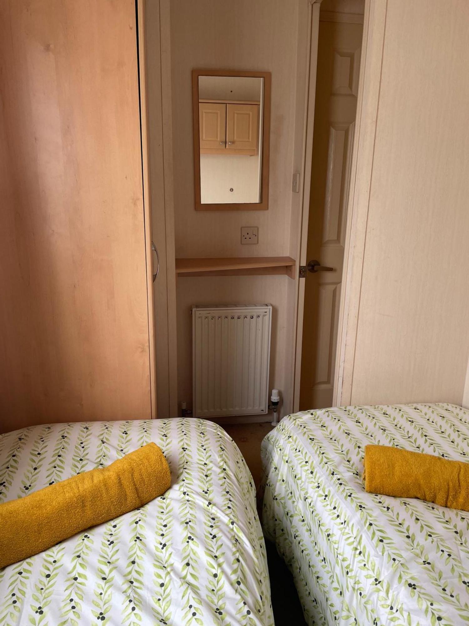 Cozy Camber Caravan 3 Bedroom Retreat With Decking Rye Bagian luar foto