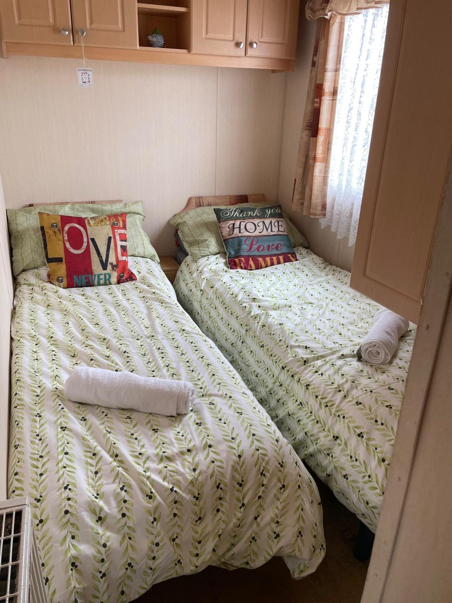 Cozy Camber Caravan 3 Bedroom Retreat With Decking Rye Bagian luar foto