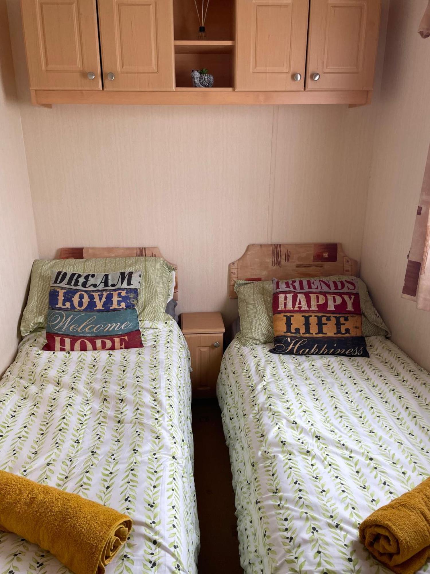 Cozy Camber Caravan 3 Bedroom Retreat With Decking Rye Bagian luar foto