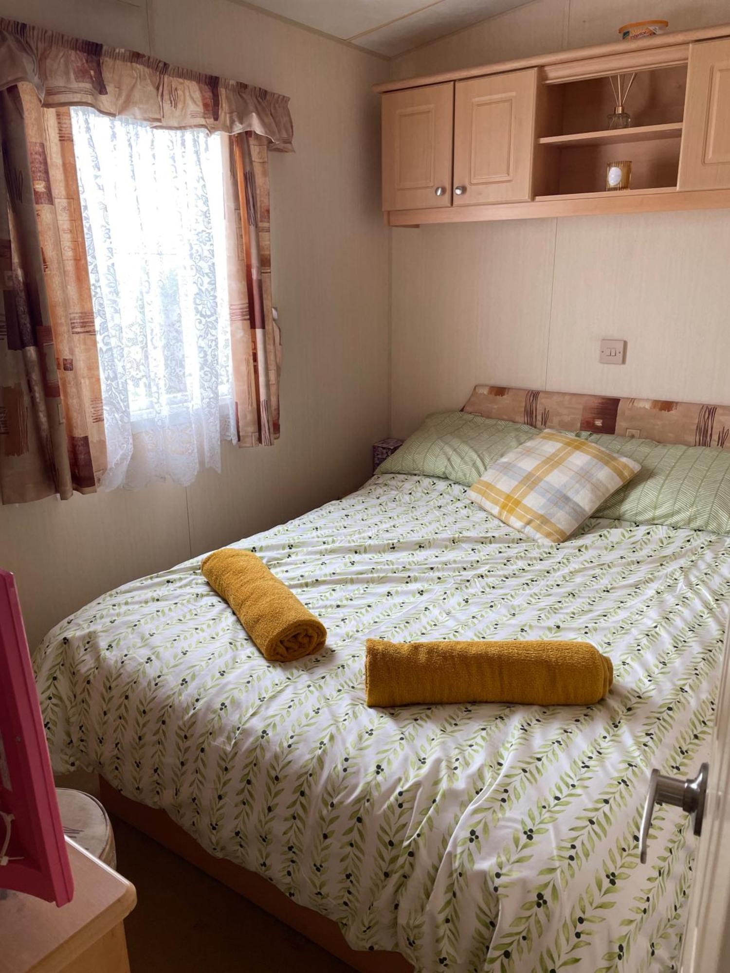 Cozy Camber Caravan 3 Bedroom Retreat With Decking Rye Bagian luar foto